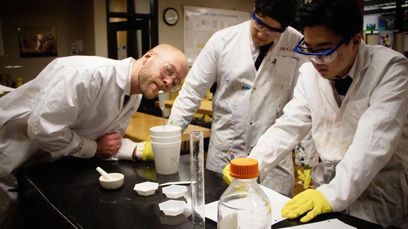 Picture of a group of students working in a science lab